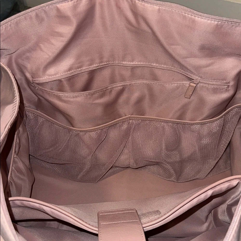 Bèis Commuter Duffle in Atlas Pink - Picture 8 of 11
